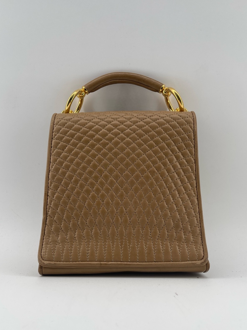 Bally handbag come with strap